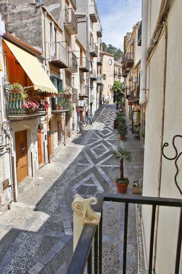 Bed and Breakfast Palazzo Melnis Cefalú Exterior foto